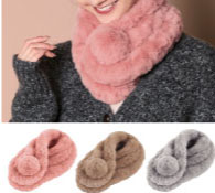 ボンボン付きフェイクファーマフラー